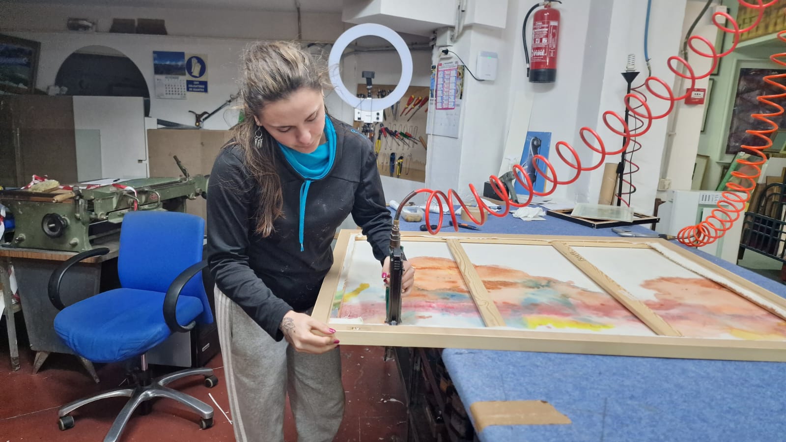 Puente trabaja en su negocio.- Cedida