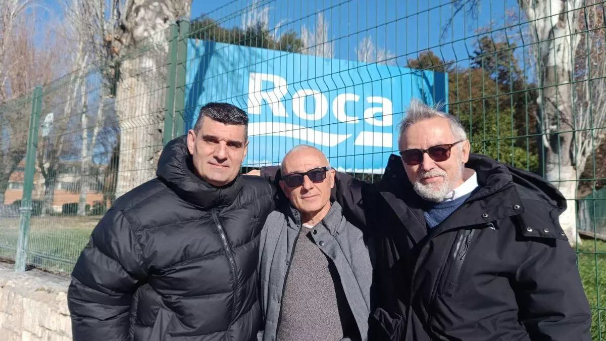 Manuel Garc&iacute;a Mira, Juan &Aacute;ngel Lucas y Eugenio Algar frente al cartel&oacute;n principal de Roca.- Guillermo Mart&iacute;nez