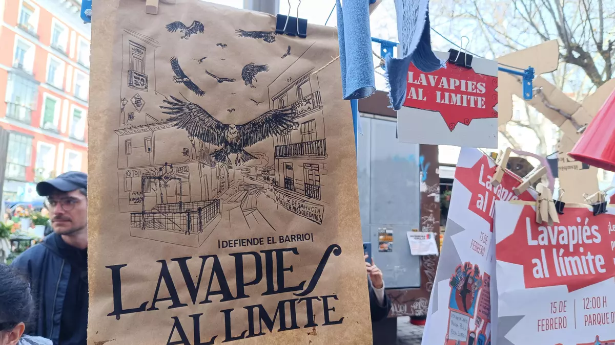 Pancartas en la protesta en Lavapi&eacute;s.-&nbsp;Guillermo Mart&iacute;nez