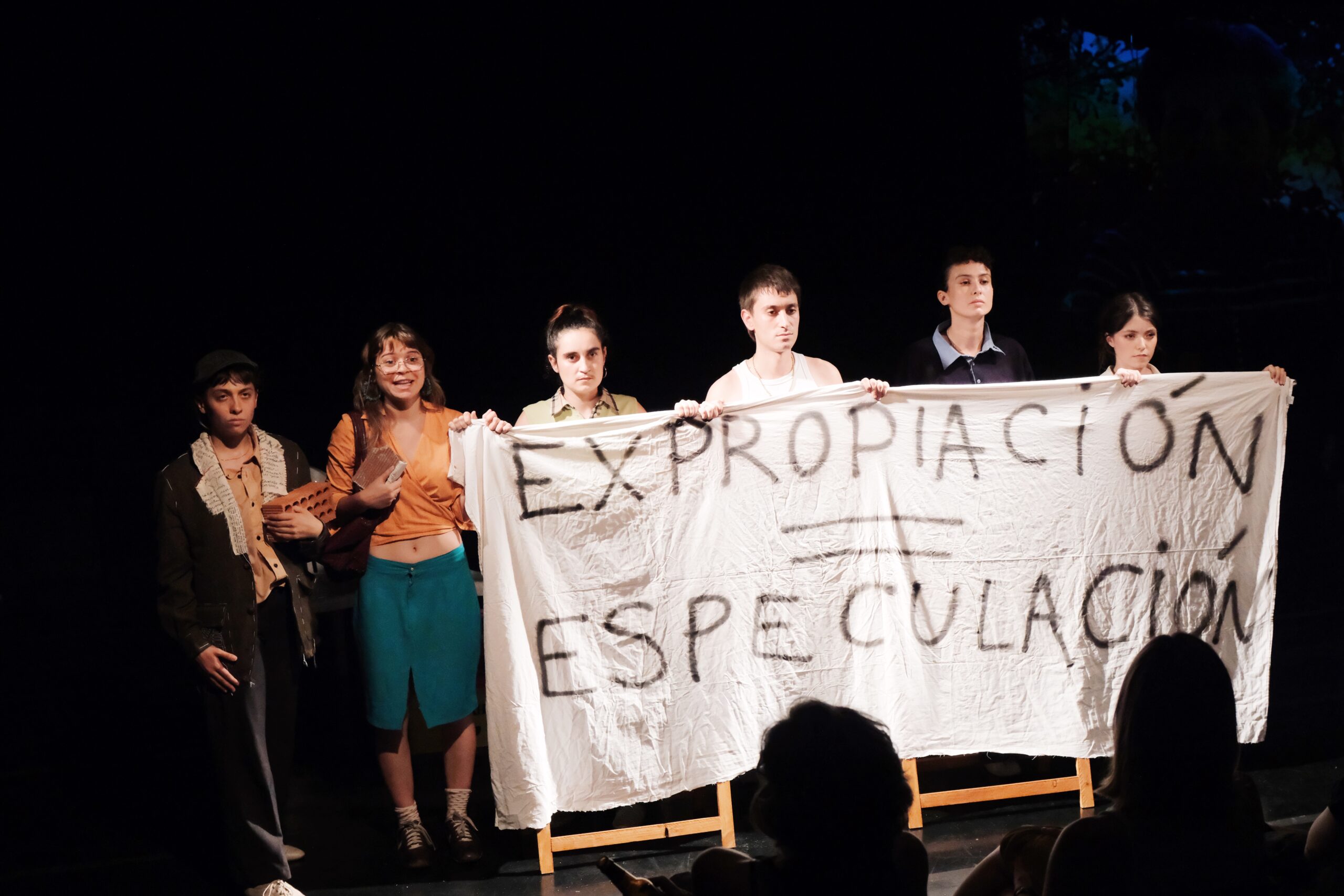 La obra &lsquo;Un verano por metro cuadrado&rsquo; recupera la lucha entre la dignidad y la soberbia del pelotazo. Imagen cortes&iacute;a de la compa&ntilde;&iacute;a 7 Minutos de Gloria.