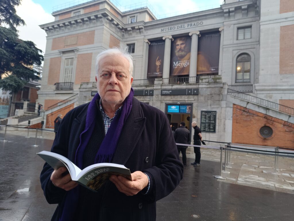 Carlos Reyero con su libro ‘Las risas del arte’ (Cátedra, 2026) en el Museo del Prado.- Guillermo Martínez