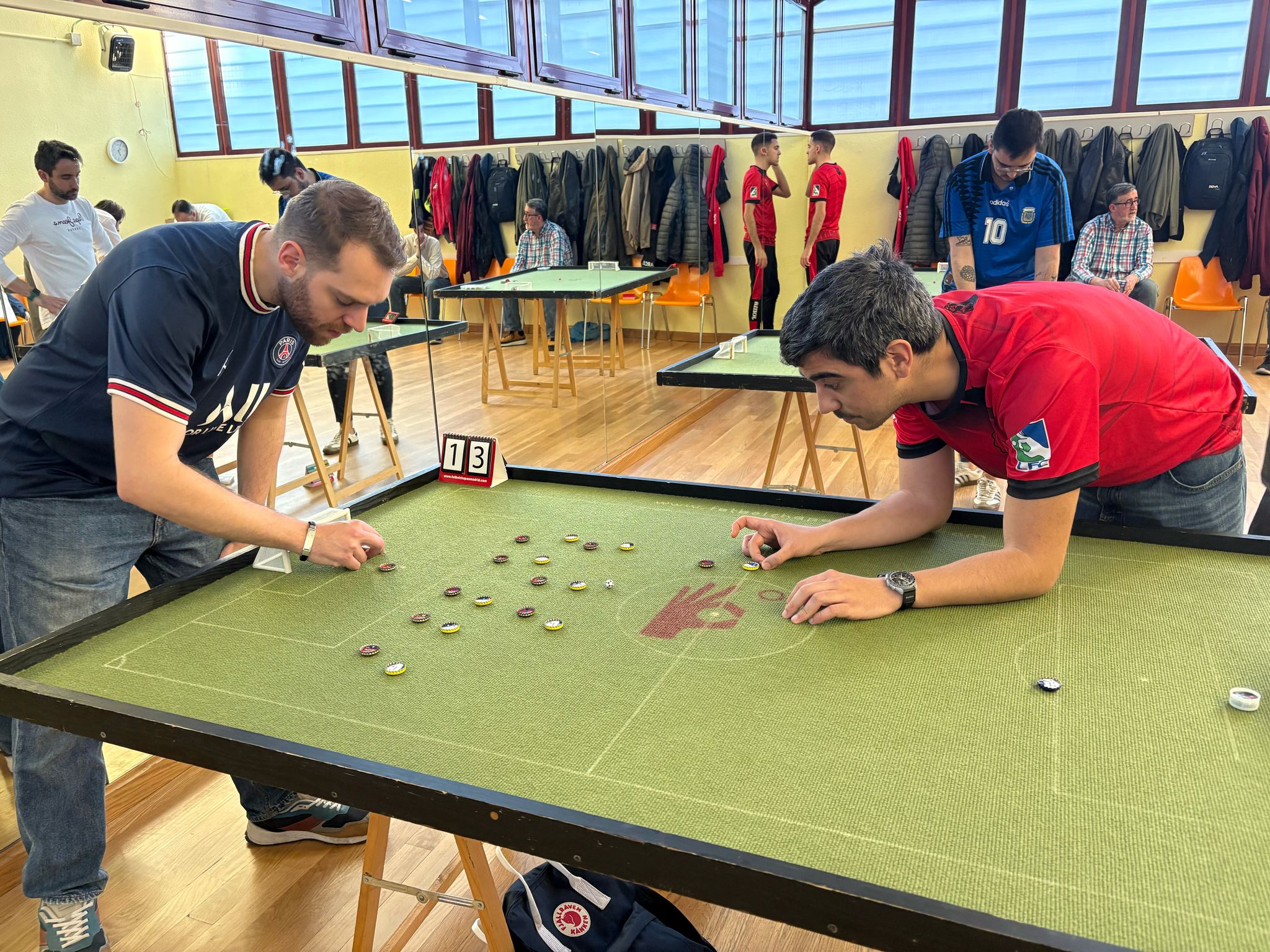 Dos jugadores de f&uacute;tbol chapas.- Cedida