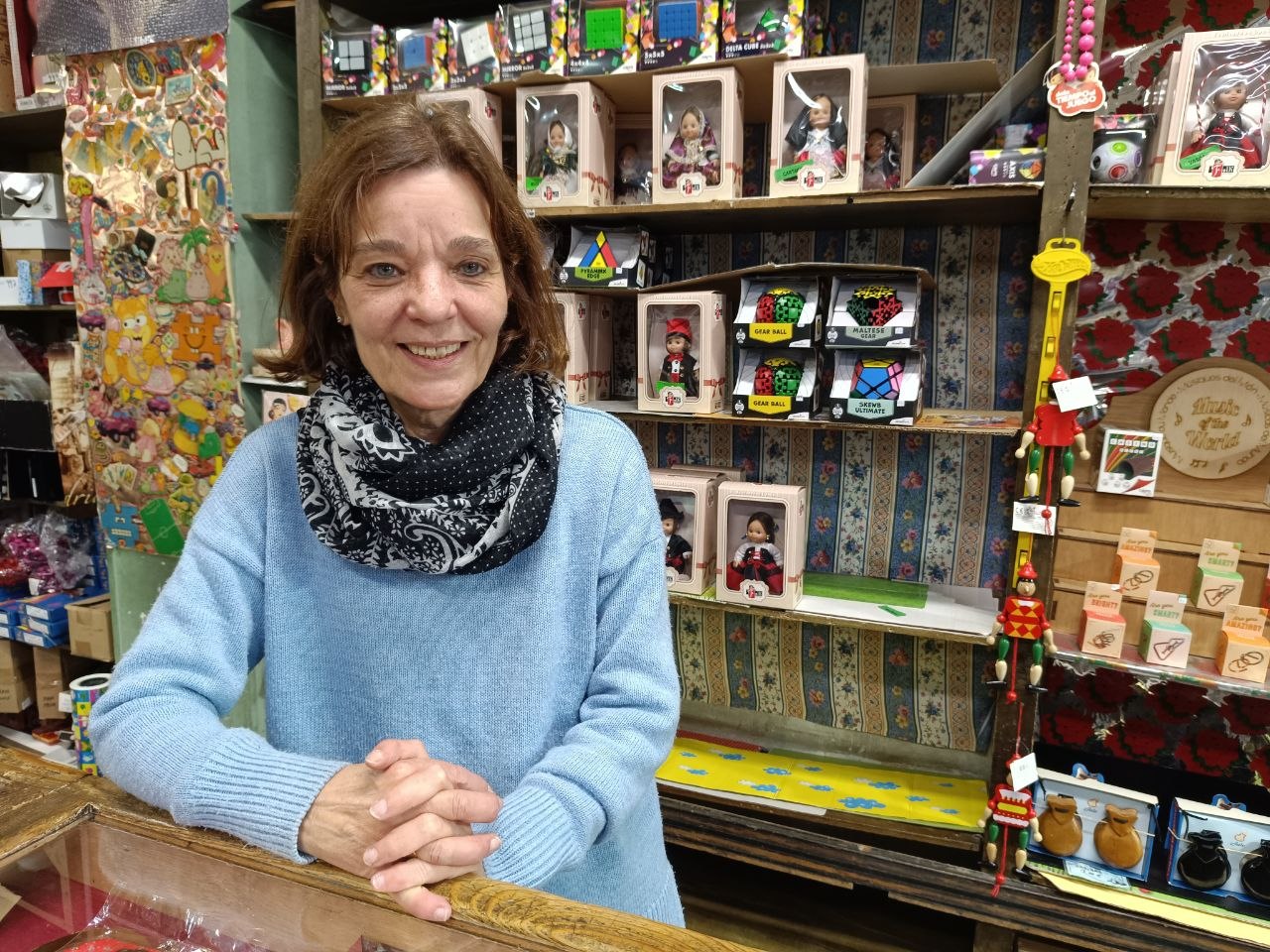 Conchita Roll&aacute;n Arribas en la jugueter&iacute;a Bazar Arribas.- Guillermo Mart&iacute;nez