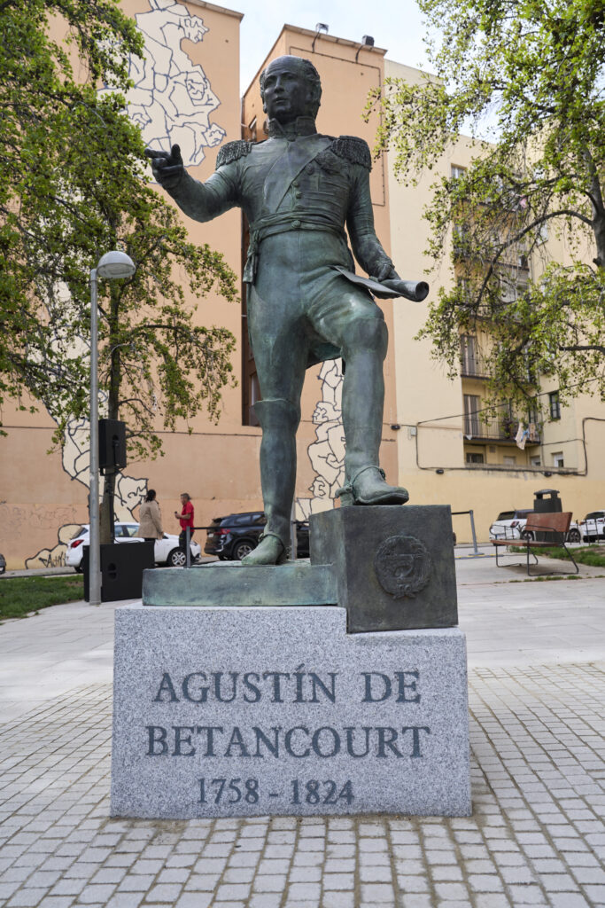 Estatua en Madrid en homenaje a Agustín de Betancourt.- Colegio de Caminos, Puentes y Canales