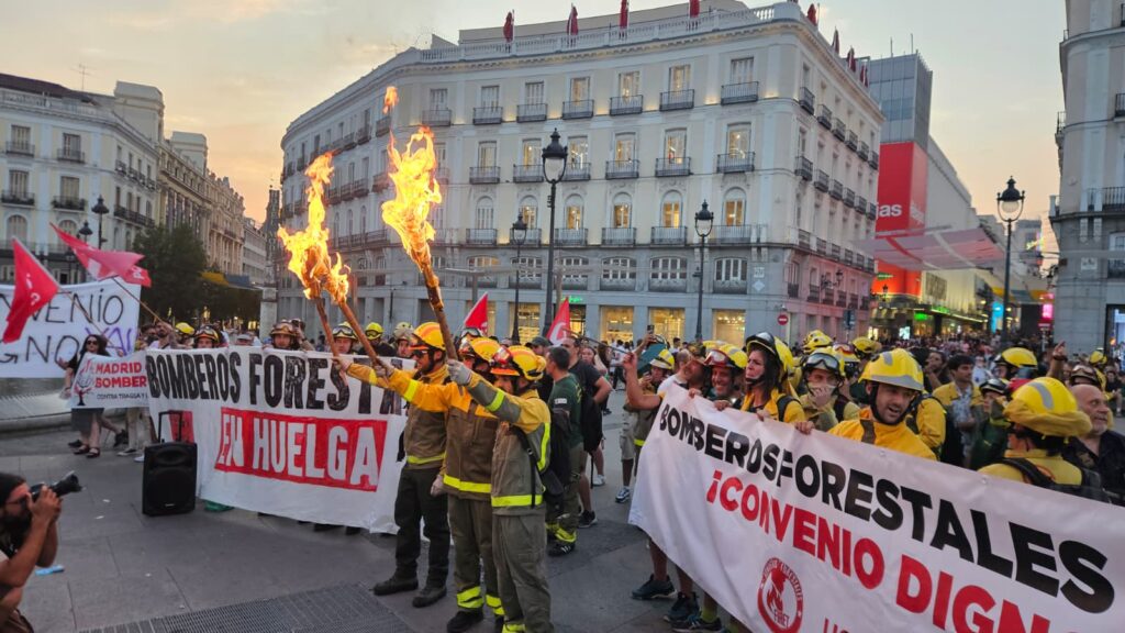 Bomberos forestales se concentran en la Puerta del Sol de Madrid.- Cedida
