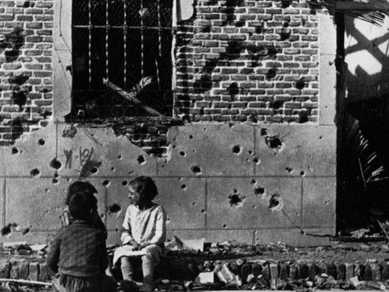 Escena que fotografi&oacute; Robert Capa en el edificio vallecano de la calle Peironcely bombardeado en 1936.