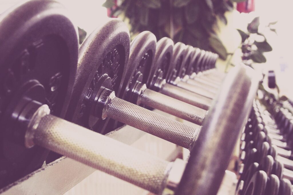 Imagen de unas pesas en un gimnasio.- Pixabay