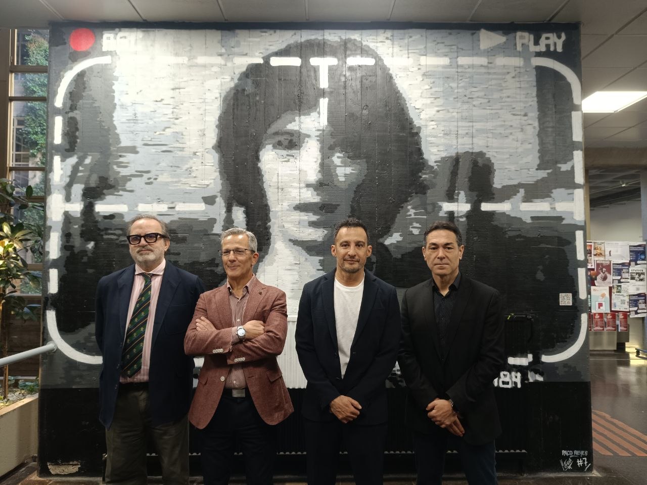 Amen&aacute;bar junto a varios integrantes de la Facultad de Ciencias de la Informaci&oacute;n de la UCM.- Guillermo Mart&iacute;nez