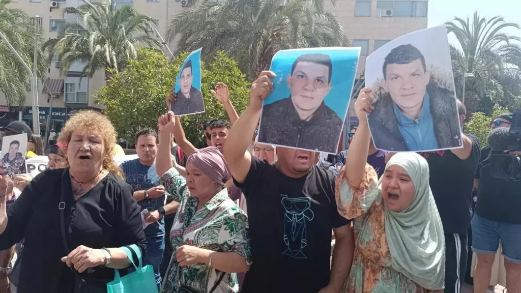 Concentración tras la muerte de Abderrahim, estrangulado por un policía en Torrejón de Ardoz.- Guillermo Martínez