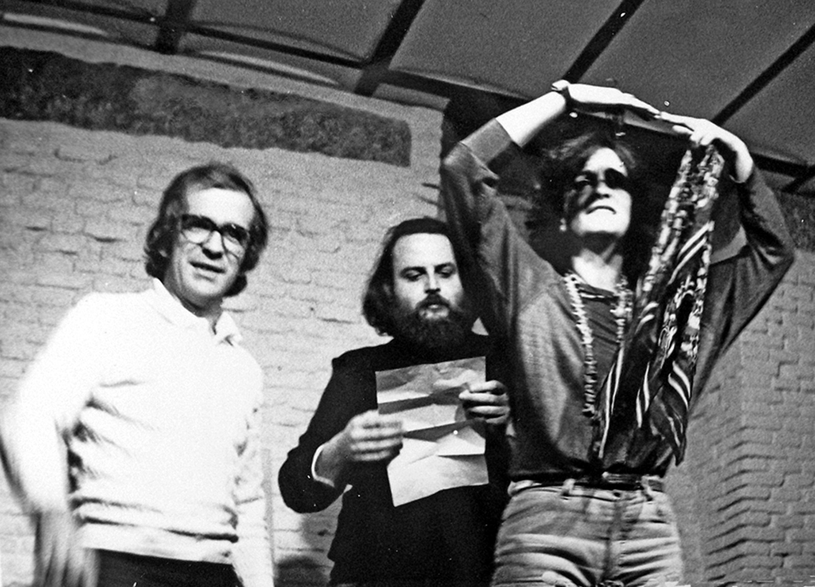 En la imagen, de izquierda a derecha Antonio Fraguas, Forges, Enrique Cavestany, Enrius, Rosa Montero. La Mandr&aacute;gora 1980.- Cedida por Enrique Cavestany
