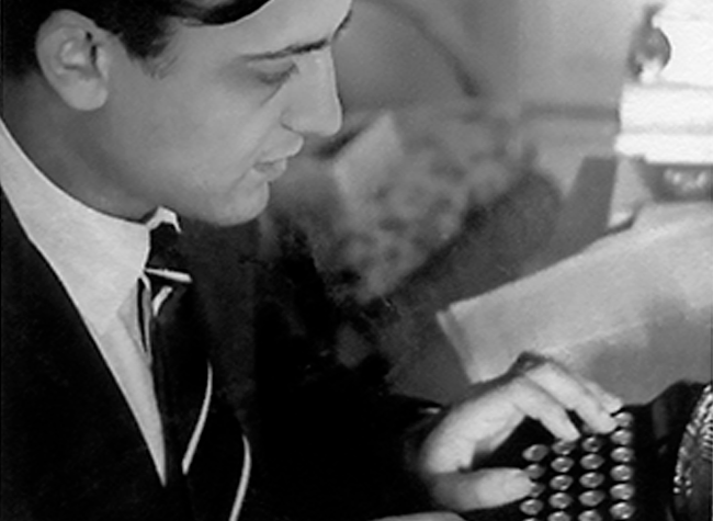Luis Mart&iacute;n-Santos escribiendo a m&aacute;quina.- Archivo Herederos de Luis Mart&iacute;n-Santos