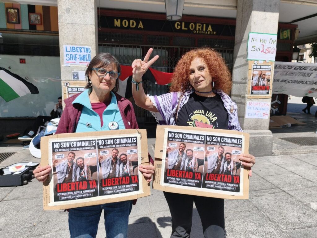 Dos de las personas concentradas ante la sede de Exteriores para exigir a Israel la liberación de los activistas de la Global Sumud Flotilla.- Guillermo Martínez