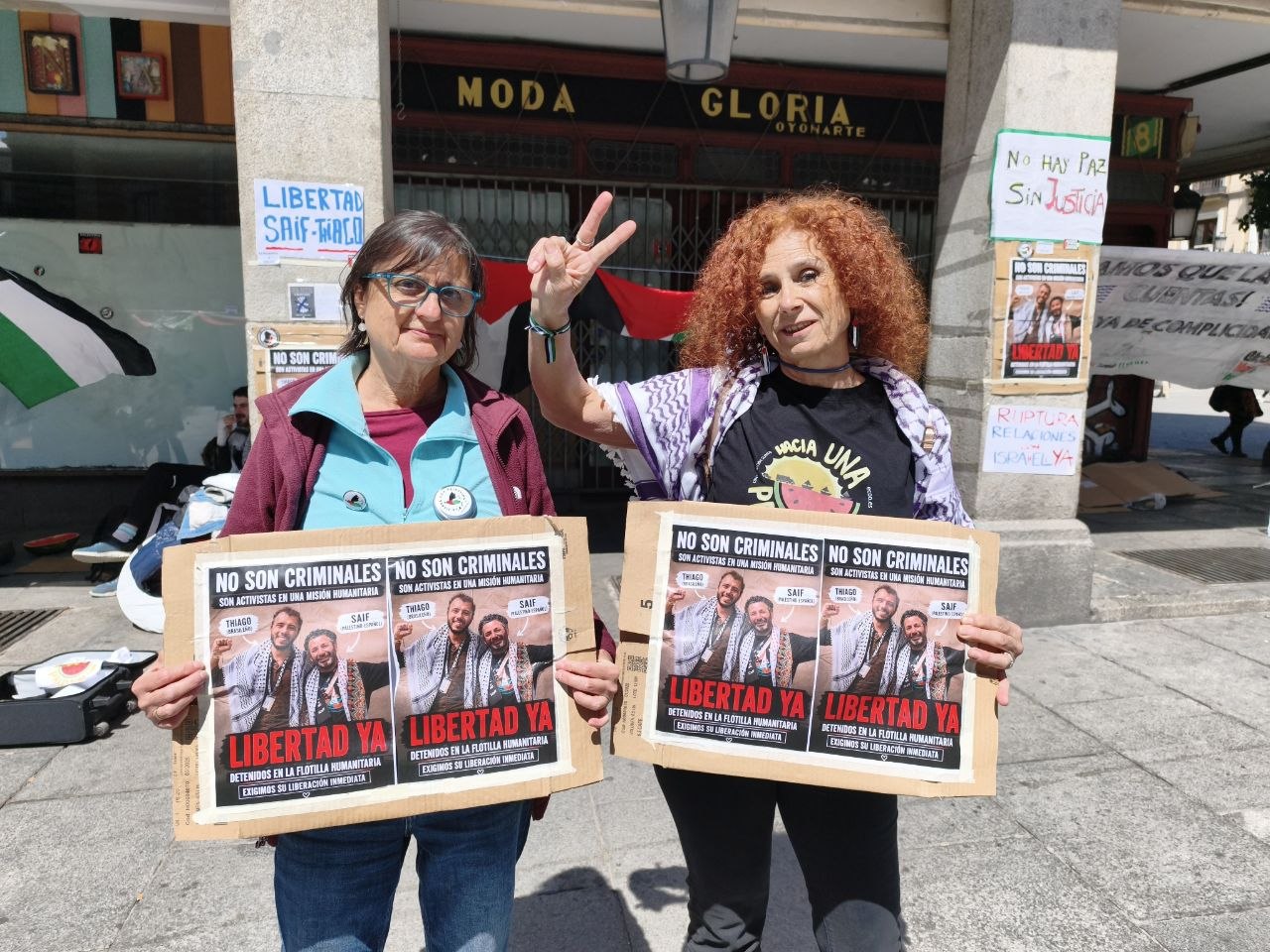 Dos de las personas concentradas ante la sede de Exteriores para exigir a Israel la liberaci&oacute;n de los activistas de la Global Sumud Flotilla.-&nbsp;Guillermo Mart&iacute;nez