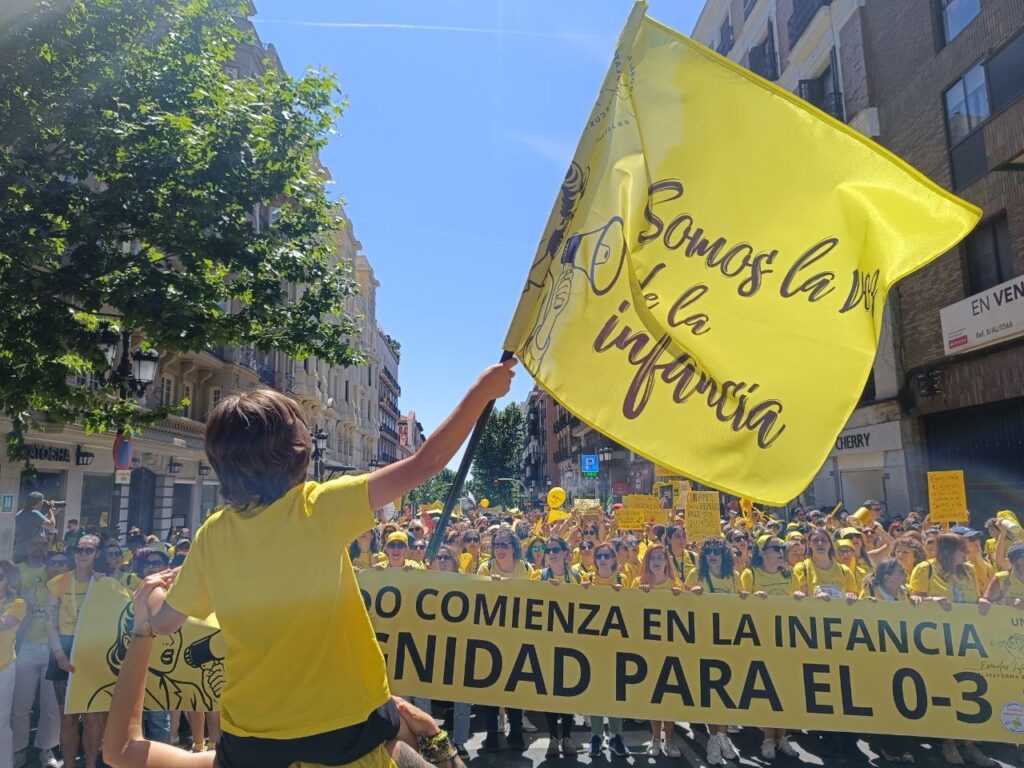 Un niño enarbola una bandera frente a la cabecera de la manifestación de este sábado.- Guillermo Martínez