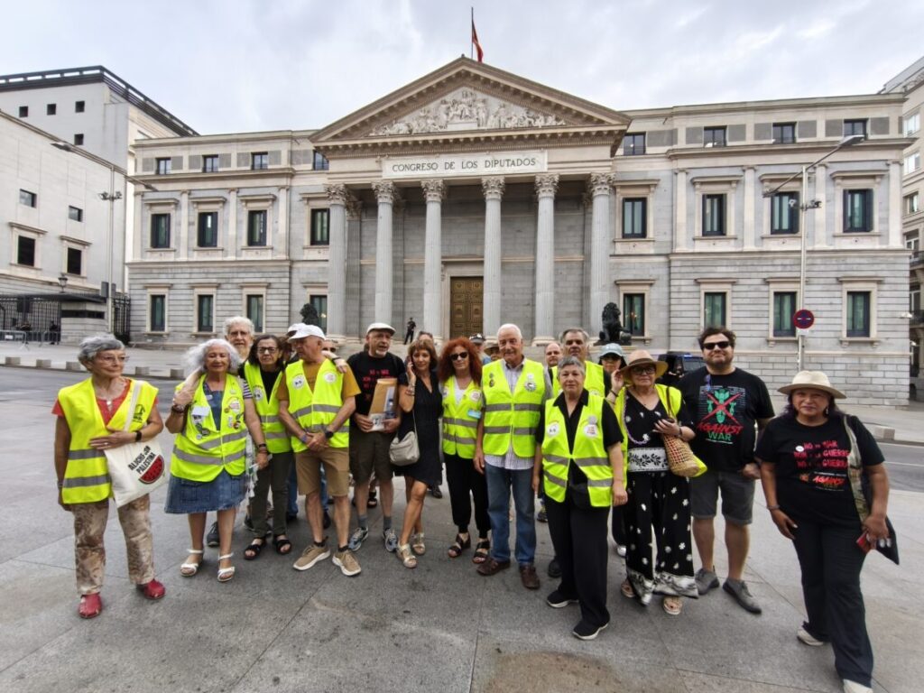 Los pensionistas, frente al Congreso antes de entregar las misivas.- Guillermo Martínez