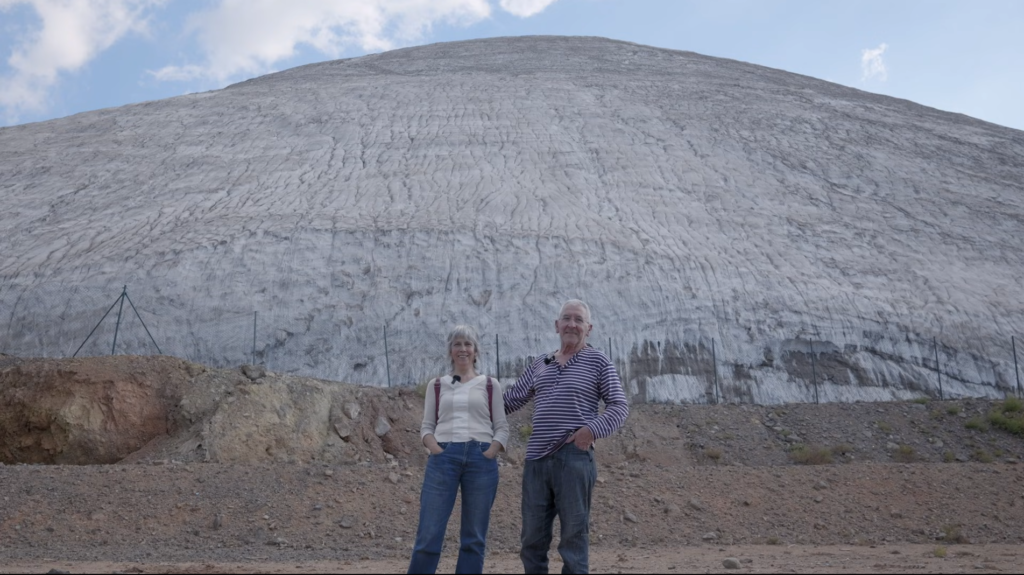 Imagen de la montaña de residuos junto a la mina explotada por ICL.- Fotograma del documental 'Sal a la ferida'