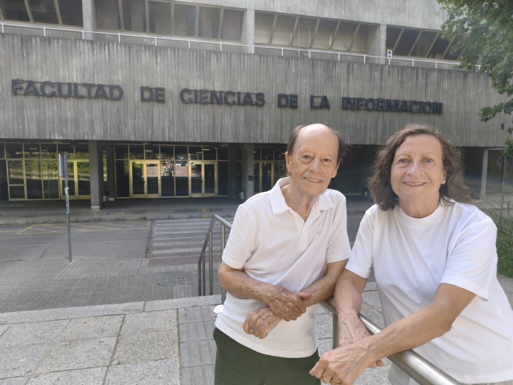 César Gil y Ángeles Afuera en la Facultad de Ciencias de la Información.- Guillermo Martínez