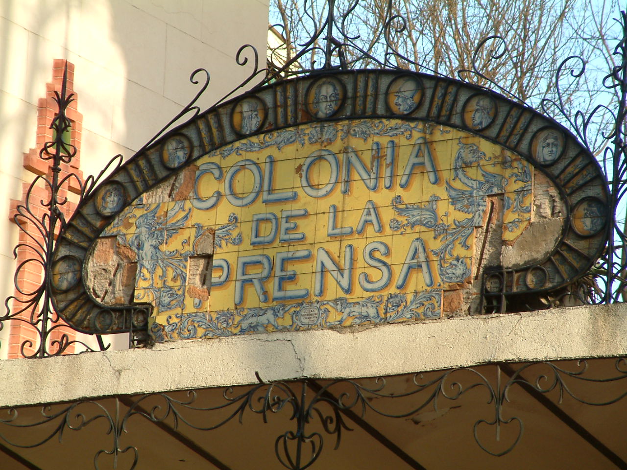 Arco de entrada de la Colonia de la Prensa.- Ayuntamiento de Madrid
