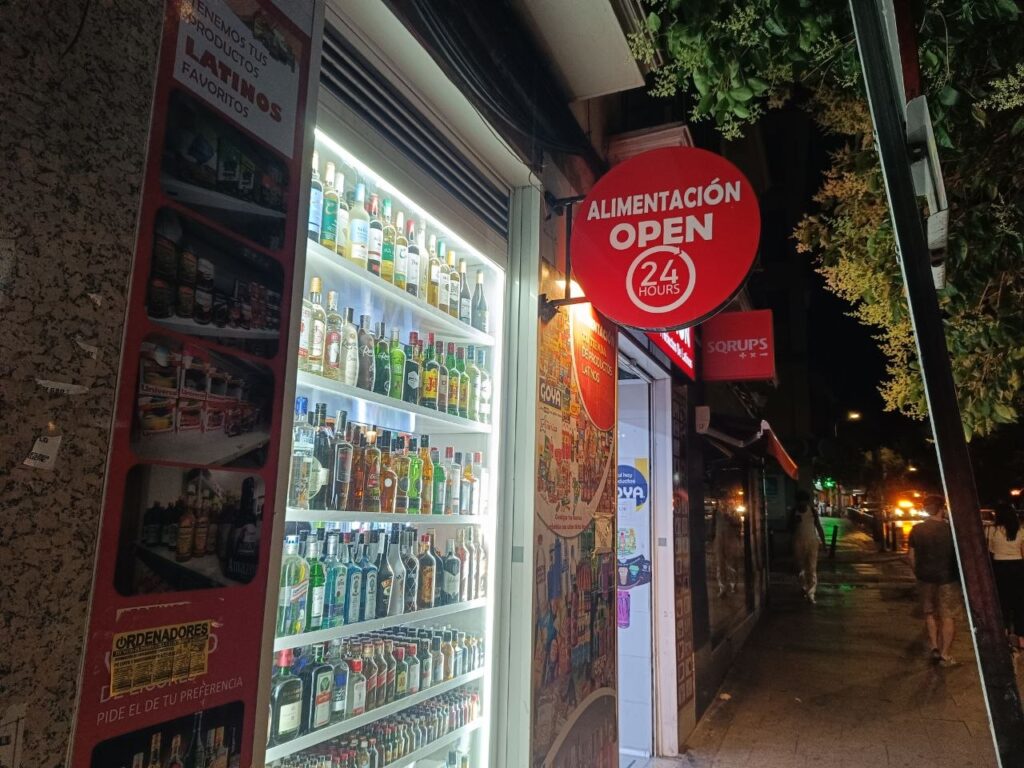 Una de las tiendas 24 horas abiertas en Madrid.- Guillermo Martínez