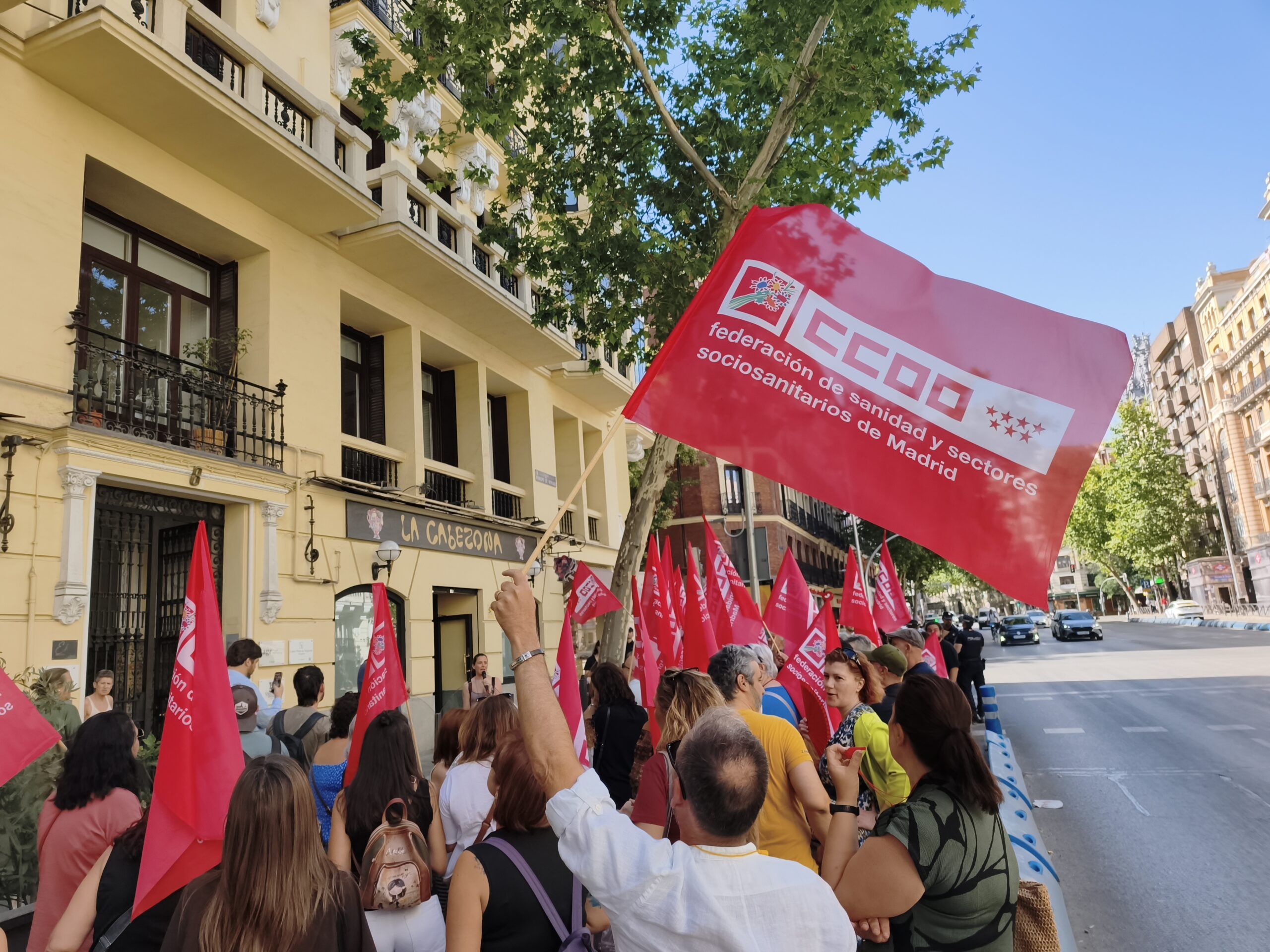 Protestas de los farmac&eacute;uticos ante la sede de la patronal.-&nbsp;Guillermo Mart&iacute;nez