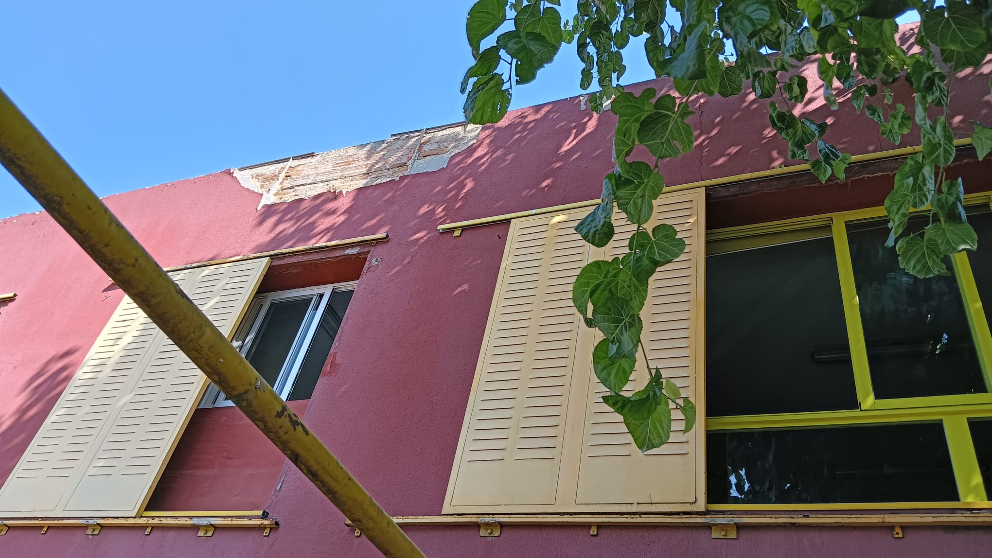 Desprendimiento de la fachada en la escuela infantil Ori Ori, en San Blas.-&nbsp;Cedida (PLEI)