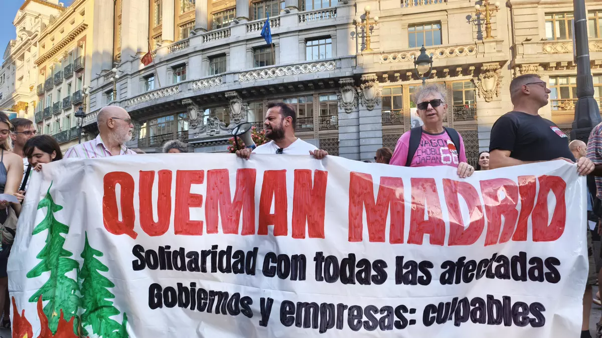 La cabecera de la protesta por la gesti&oacute;n de los incendios.-&nbsp;Guillermo Mart&iacute;nez