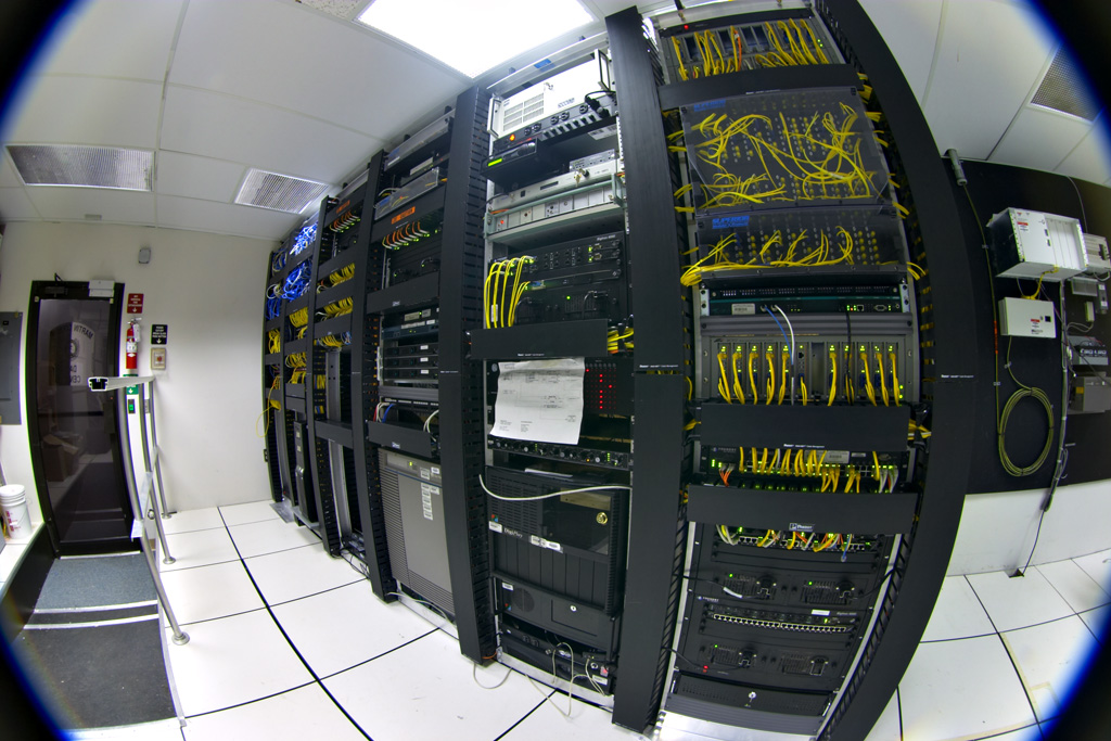 Equipamiento de comunicaciones en un centro de procesamiento de datos.- Wikimedia