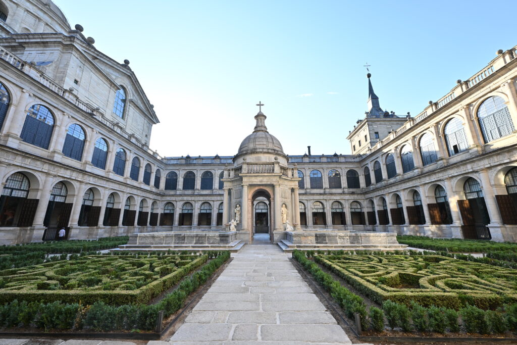 Patio de los Evangelistas del Monasterio del Escorial.- Patrimonio Nacional