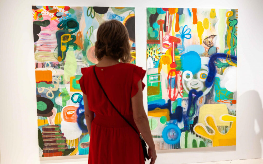 Una mujer observa algunas de las obras expuestas en la muestra 'Rumores infundados. Javier y Rafa Forteza' en CaixaForum Madrid.- Fundación La Caixa