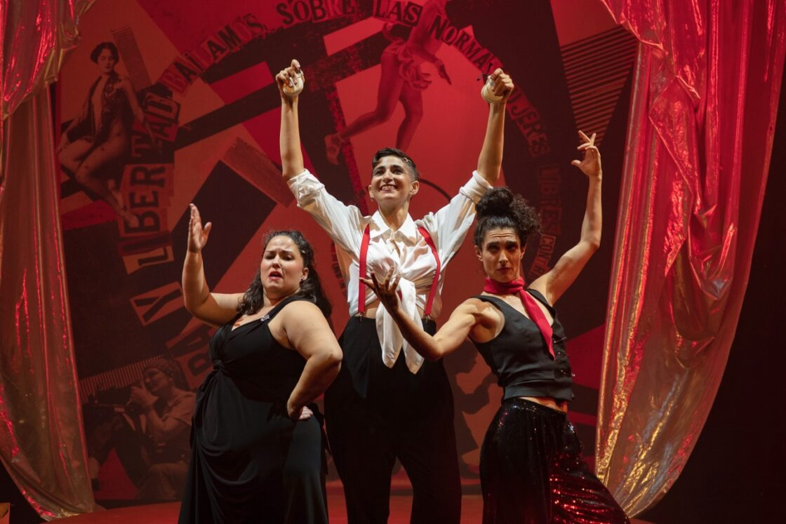 Laura Gal&aacute;n, Alba Flores y N&uuml;ll Garc&iacute;a en un momento de la obra &lsquo;LIBRES!!!&rsquo;.- Lau Ortega