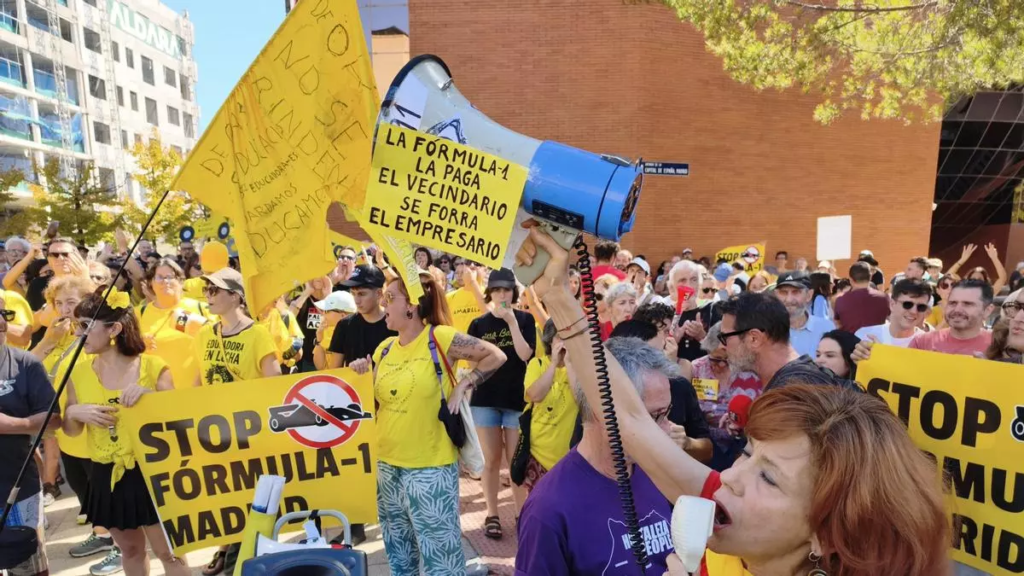 Varias de las personas concentradas este domingo para protestar contra el Gran Premio de Fórmula 1 de Madrid.- Guillermo Martínez
