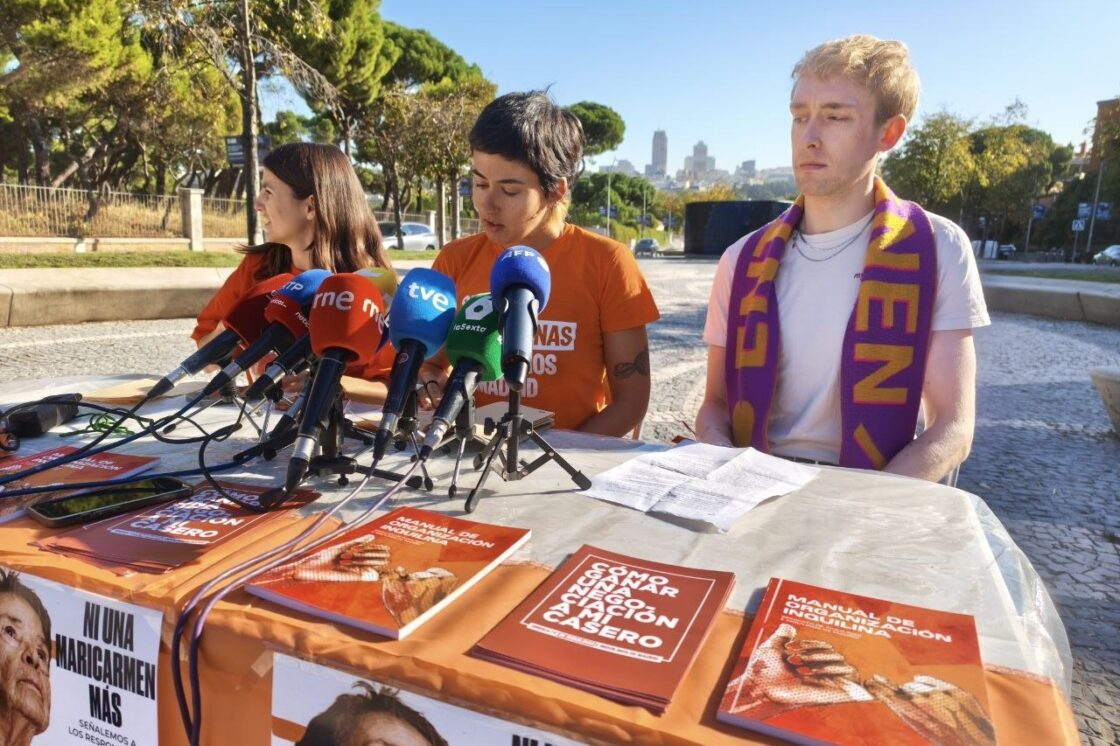 Carme Arcarazo, Alicia del R&iacute;o y Tobias Gralke durante la rueda de prensa de la Confederaci&oacute;n de Sindicatos de Inquilinas.- Guillermo Mart&iacute;nez