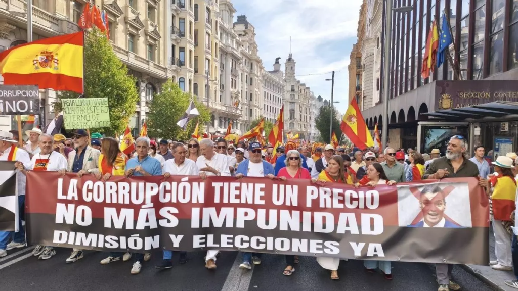 Manifestantes recorren Madrid en la protesta en apoyo a Ceuta y contra el Gobierno de Sánchez secundada por PP y Vox.- Guillermo Martínez