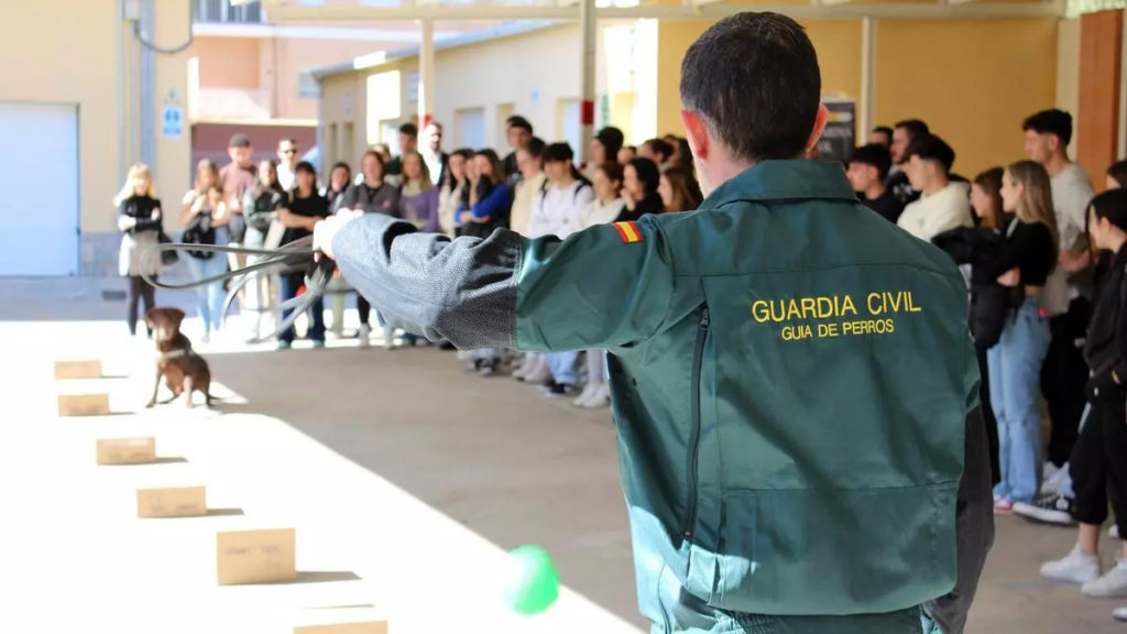 Un centenar de alumnos del Grado de Criminología y Seguridad de la UMU visita la 5ª Zona de la Guardia Civil.- Guardia Civil