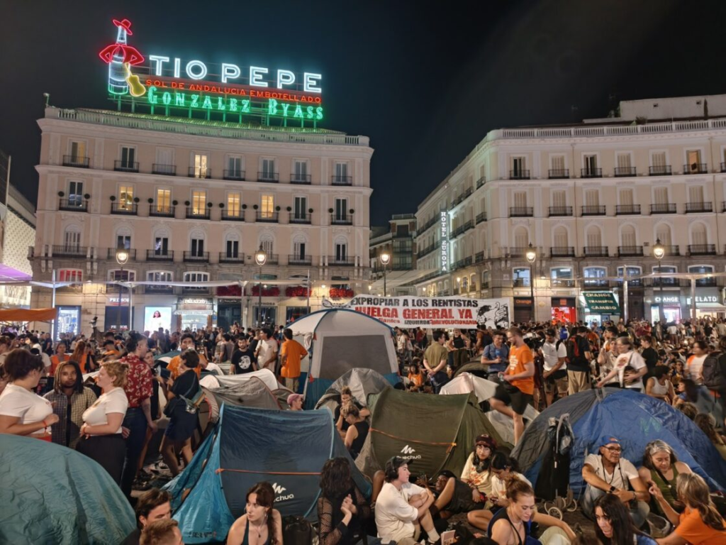 Imagen de la acampada por la vivienda en la Puerta del Sol.- Guillermo Martínez