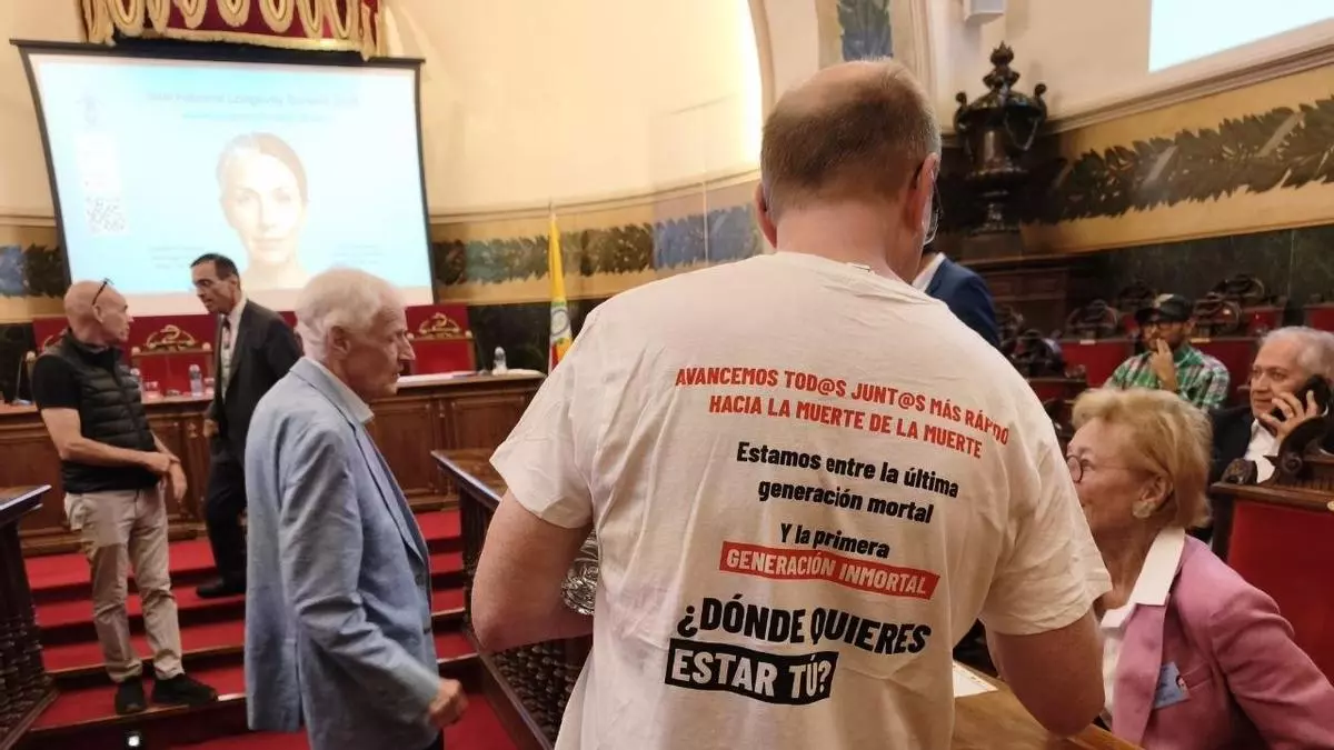 Camiseta entregada por Cordeiro.- Guillermo Mart&iacute;nez