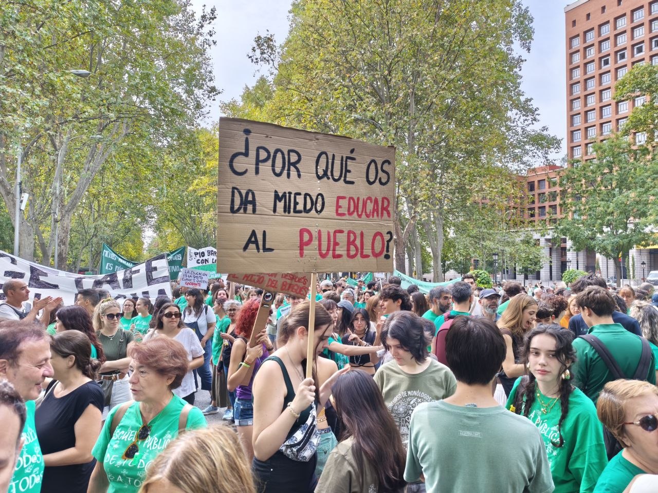 Una alumna participando en la manifestaci&oacute;n por la educaci&oacute;n p&uacute;blica.- Guillermo Mart&iacute;nez