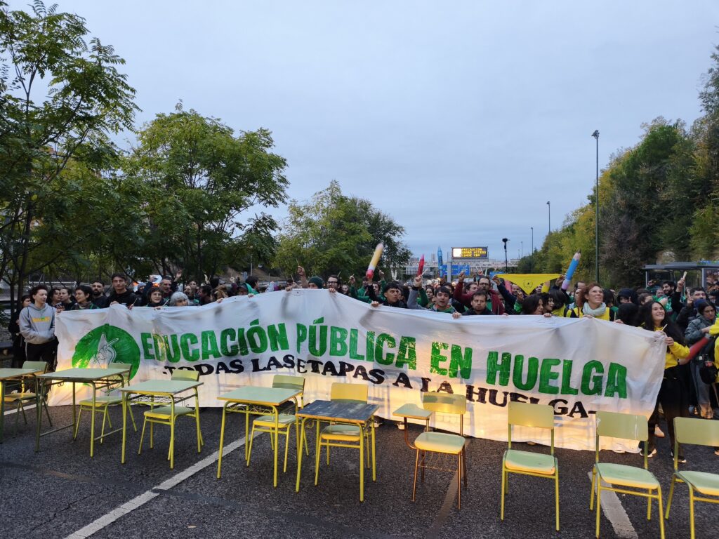 Unos 200 profesores cortan la autovía A-3 a la altura de Moratalaz en sentido Madrid.- Guillermo Martínez