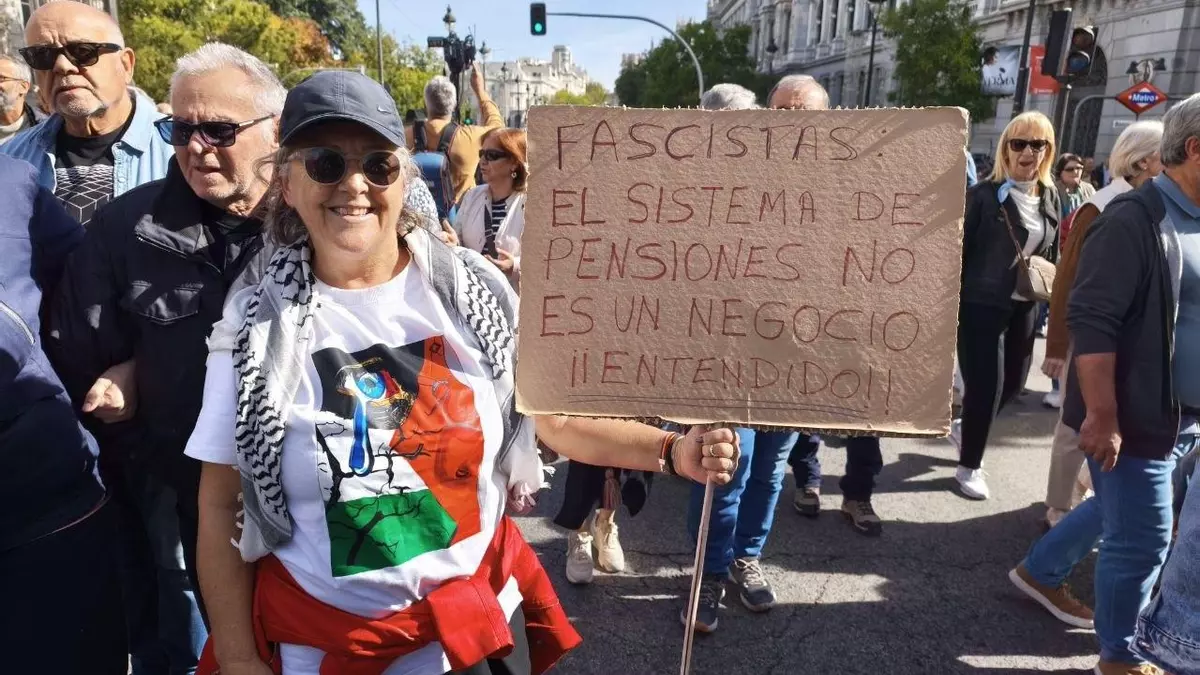 Una mujer con una pancarta durante la manifestaci&oacute;n de este s&aacute;bado en Madrid.- Guillermo Mart&iacute;nez