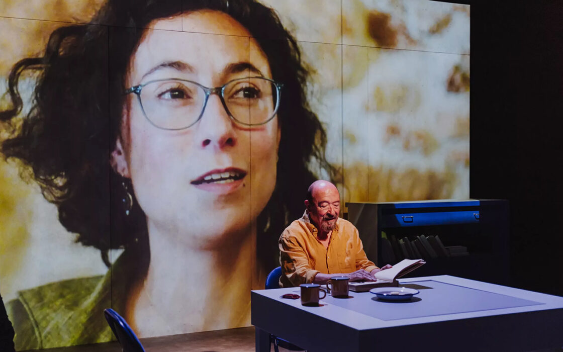 Pep Cruz durante la representaci&oacute;n de &lsquo;No mires&rsquo;. Detr&aacute;s, se proyecta un retrato de Ver&oacute;nica Estay. S&Iacute;LVIA POCH / TEATRO DE LA ABAD&Iacute;A