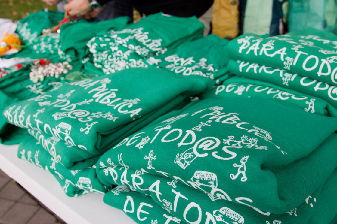 Camisetas con el lema &laquo;Escuela P&uacute;blica. De tod@s, para tod@s&raquo;, emblema de la Marea Verde.- Carlos Delgado / CC BY-SA 3.0