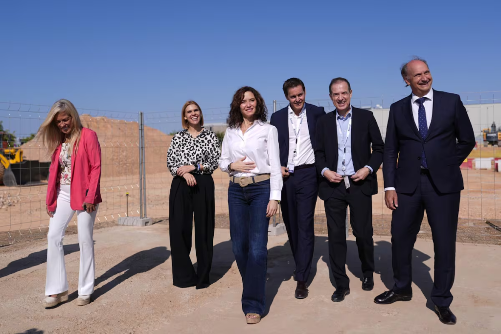 Isabel Díaz Ayuso, la presidenta de Madrid, durante la colocación de la primera piedra en la expansión del centro de Nabiax en Alcalá el 18 de septiembre.- Comunidad de Madrid